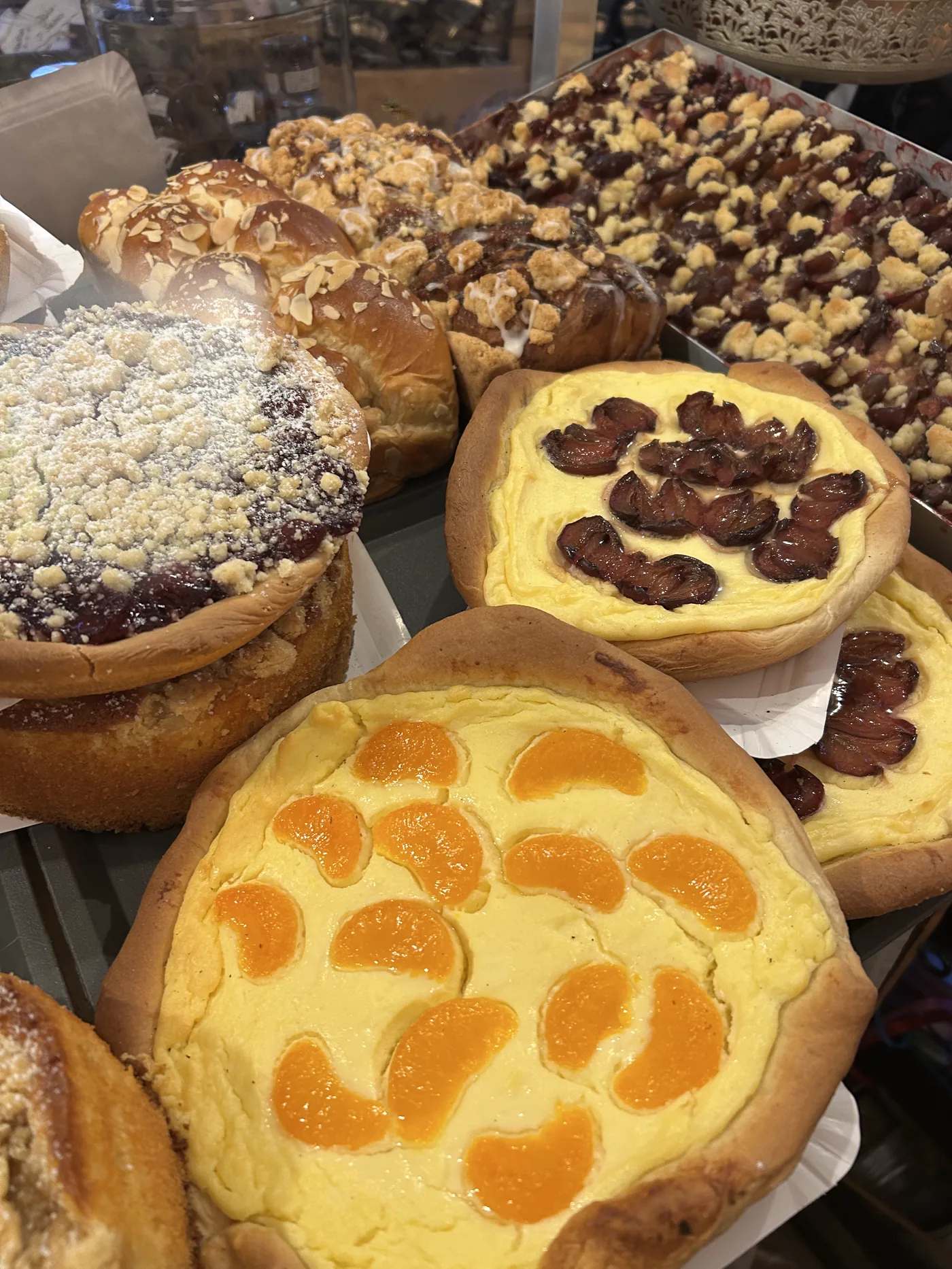 Kuchenauswahl in der Theke