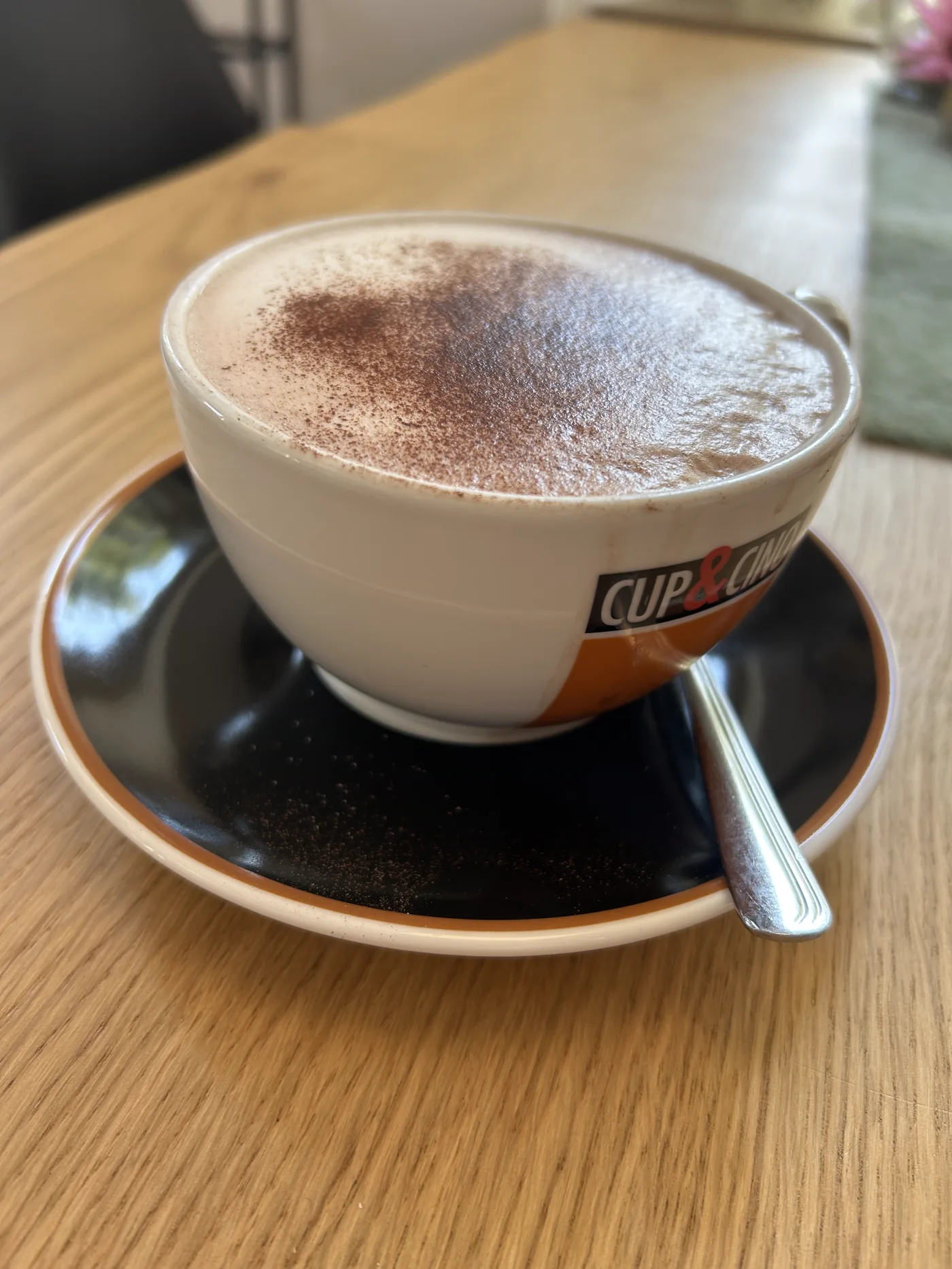 Cappuccino im Café des Dorflädls
