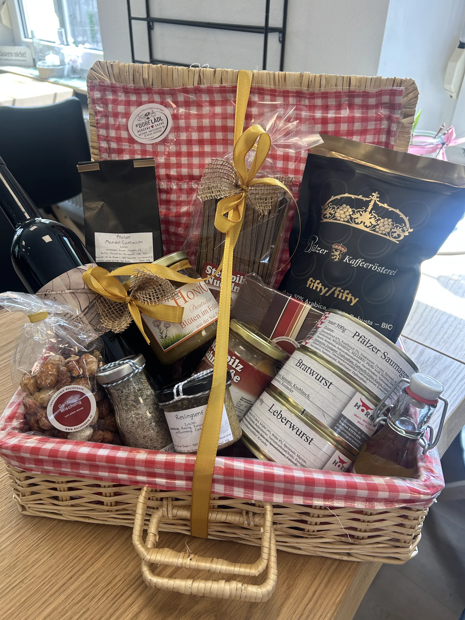 Geschenkkorb mit regionalen Spezialitäten aus dem Dorflädl
